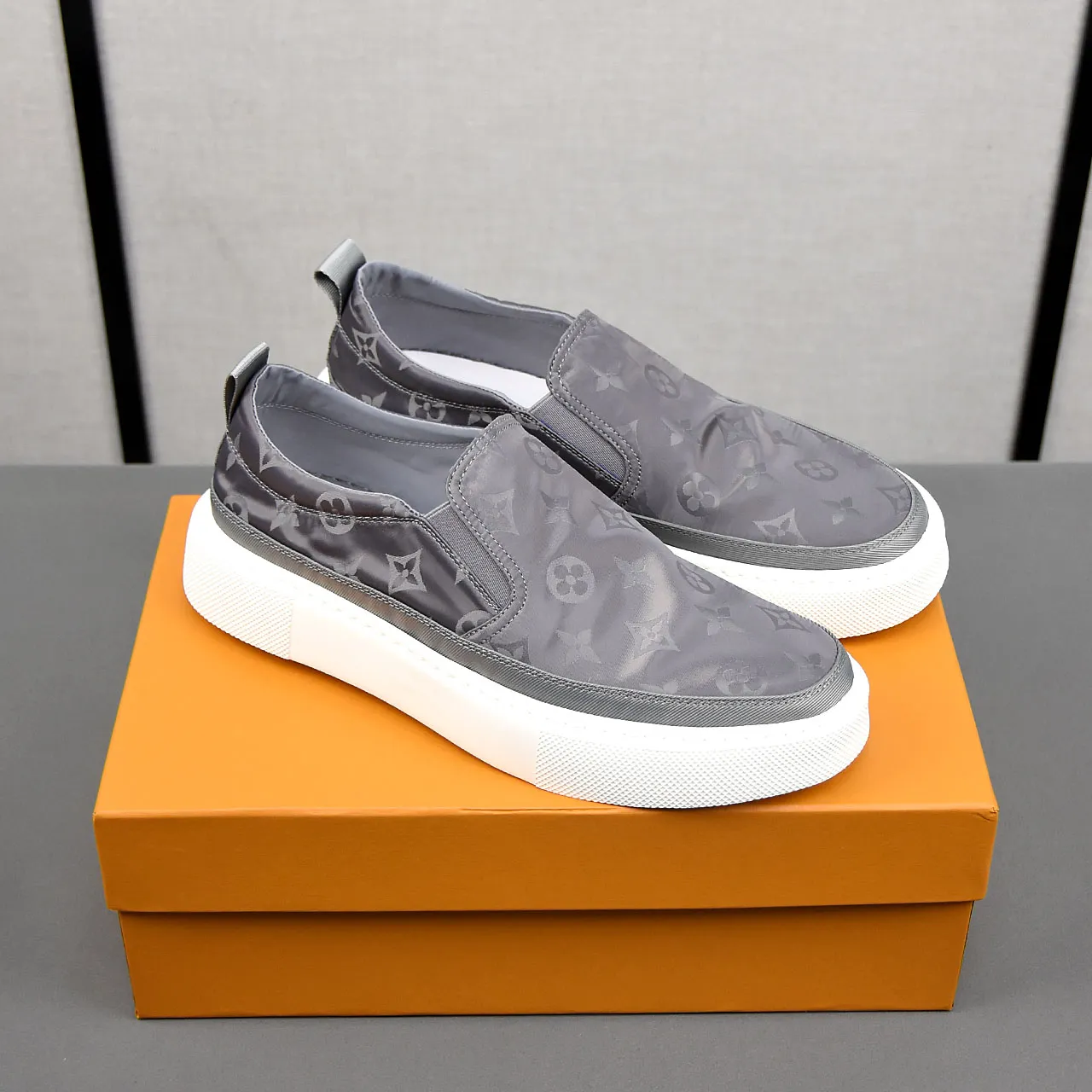 PP400❣️❣️❣️LV breathable cloth shoes, the upper is made of comfortable and breathable fabric, and the ultra-light rubber foam outsole. Men's size 39-44.